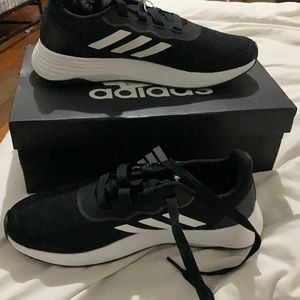 BRAND NEW SNEAKERS !!!!! NEVER WORN